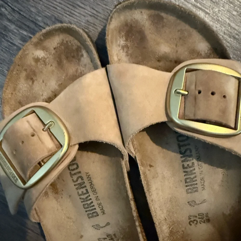 Birkenstock Beige Sandals with Gold Buckle - Picture 4 of 4